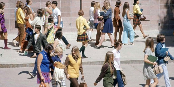 Chùm ảnh hiếm về trang phục đi học thập niên 60: Chả khác gì dự fashion week, học sinh, sinh viên thời nay không có cửa đọ lại đâu - Ảnh 4.