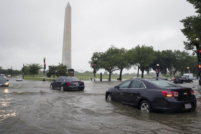 Video: Mưa lớn biến đường phố thủ đô Mỹ thành sông, Nhà Trắng cũng không thoát - Ảnh 4.