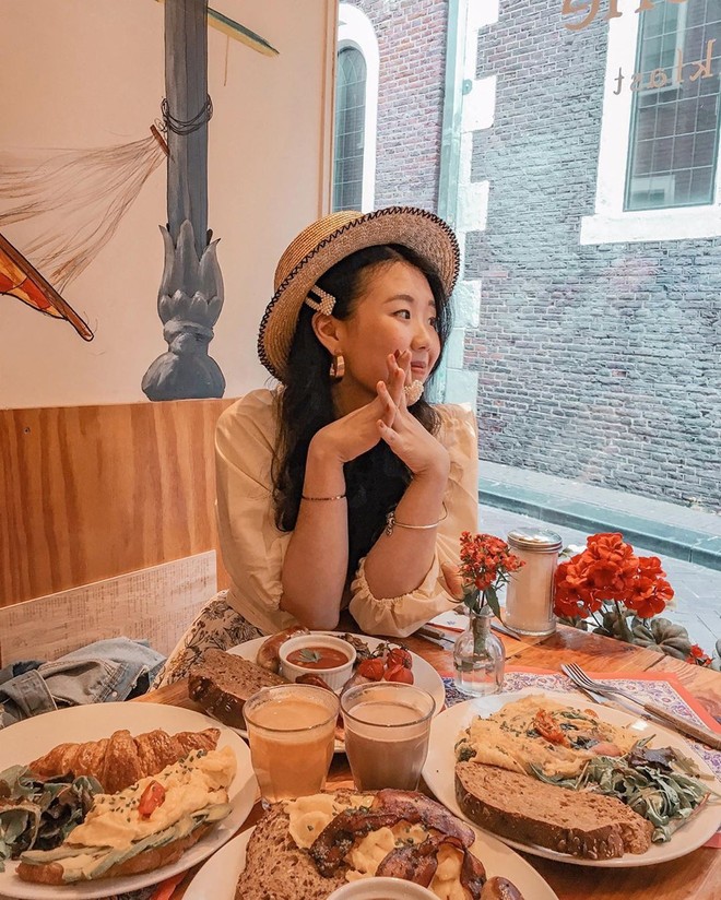 “Chịu thương chịu khó” như Minh Hằng: Lặn lội sang Amsterdam để… ăn và ăn, xếp hàng dài cả trăm người cũng đợi bằng được! - Ảnh 16.