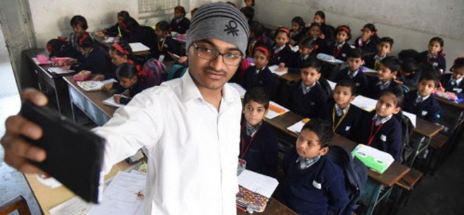 Quên gửi ảnh selfie trước 8h hằng ngày, hơn 700 giáo viên Ấn Độ bị trừ lương - Ảnh 1.