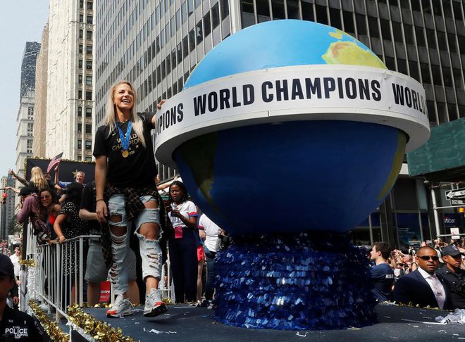 Hàng chục nghìn CĐV đổ ra đường xem tuyển Mỹ diễu hành mừng vô địch World Cup nữ 2019 - Ảnh 8.