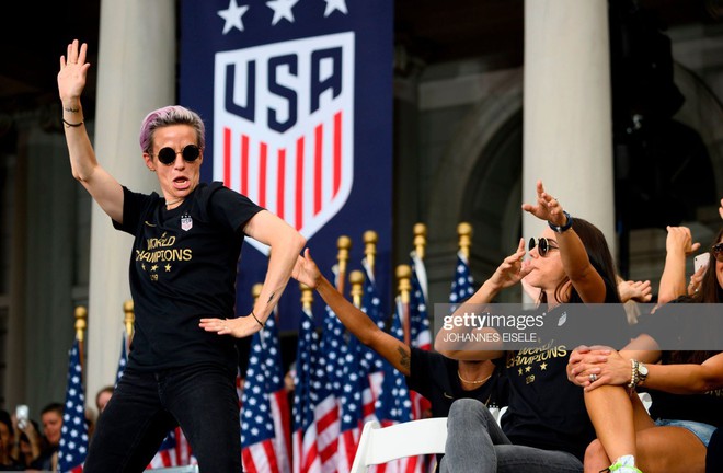 Hàng chục nghìn CĐV đổ ra đường xem tuyển Mỹ diễu hành mừng vô địch World Cup nữ 2019 - Ảnh 5.