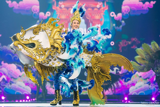 Cả vũ trụ được đưa v&agrave;o quốc phục tại Miss Grand Th&aacute;i 2019: Từ động vật mu&ocirc;n lo&agrave;i đến tr&aacute;i c&acirc;y nhiệt đới, kh&ocirc;ng s&oacute;t thứ g&igrave;! - Ảnh 2.