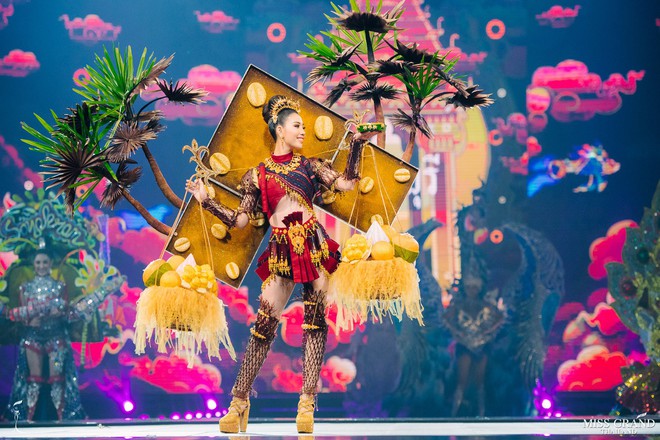 Cả vũ trụ được đưa v&agrave;o quốc phục tại Miss Grand Th&aacute;i 2019: Từ động vật mu&ocirc;n lo&agrave;i đến tr&aacute;i c&acirc;y nhiệt đới, kh&ocirc;ng s&oacute;t thứ g&igrave;! - Ảnh 7.