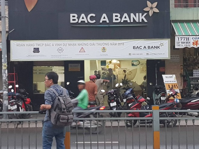 Bắt đối tượng nghi dùng súng cướp ngân hàng Bắc Á ở Sài Gòn - Ảnh 1.