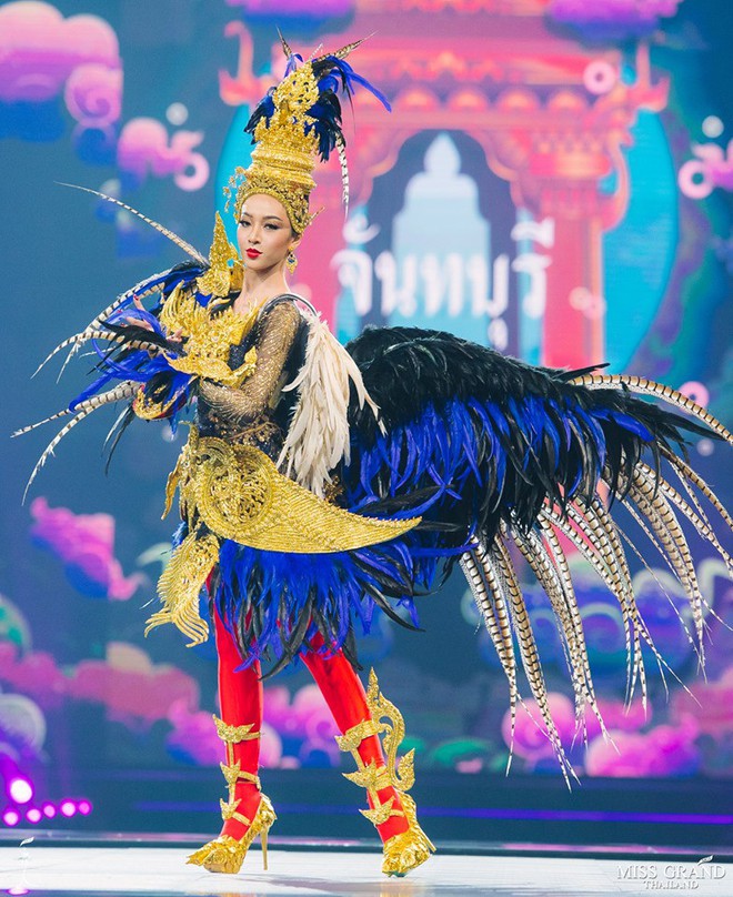 Cả vũ trụ được đưa v&agrave;o quốc phục tại Miss Grand Th&aacute;i 2019: Từ động vật mu&ocirc;n lo&agrave;i đến tr&aacute;i c&acirc;y nhiệt đới, kh&ocirc;ng s&oacute;t thứ g&igrave;! - Ảnh 3.
