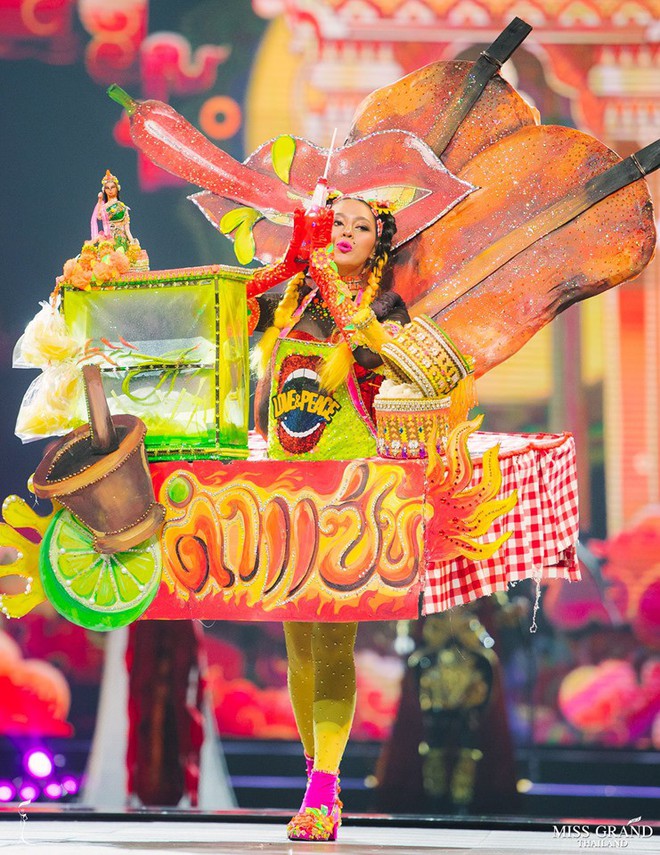 Cả vũ trụ được đưa v&agrave;o quốc phục tại Miss Grand Th&aacute;i 2019: Từ động vật mu&ocirc;n lo&agrave;i đến tr&aacute;i c&acirc;y nhiệt đới, kh&ocirc;ng s&oacute;t thứ g&igrave;! - Ảnh 10.