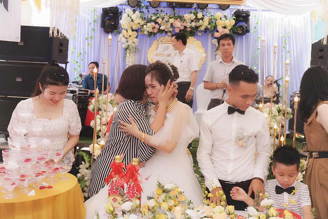 Xúc động hình ảnh cô dâu Nghệ An khóc nức nở, ôm chặt người thân trong ngày về nhà chồng - Ảnh 3.