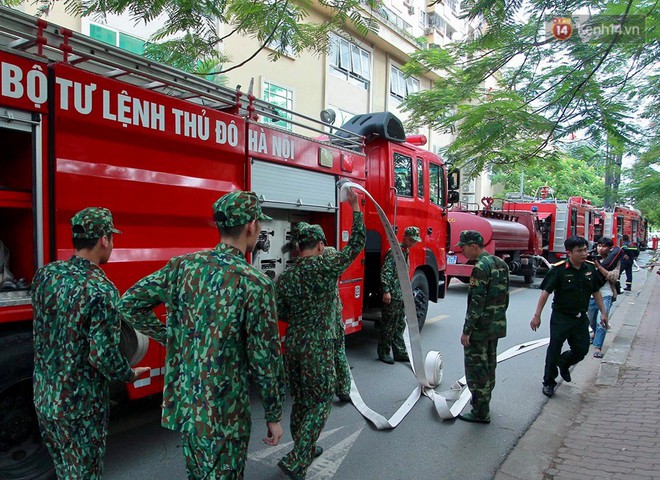 Hà Nội: Cháy căn hộ tầng 15 chung cư, hàng chục lính cứu hỏa sử dụng vòi cao áp ứng cứu - Ảnh 3.