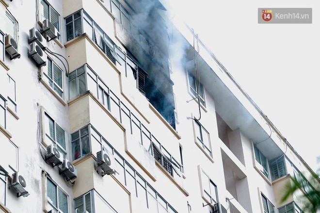 Hà Nội: Cháy căn hộ tầng 15 chung cư, hàng chục lính cứu hỏa sử dụng vòi cao áp ứng cứu - Ảnh 2.