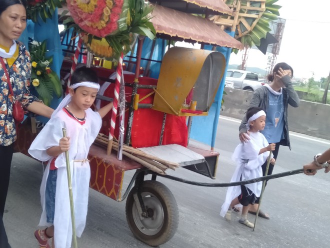 Đám tang đẫm nước mắt của nữ nhân viên bán xăng bị sát hại: Hai đứa con trai ngơ ngác tìm mẹ - Ảnh 1.