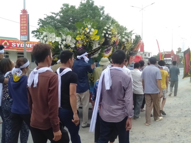 Đám tang đẫm nước mắt của nữ nhân viên bán xăng bị sát hại: Hai đứa con trai ngơ ngác tìm mẹ - Ảnh 2.