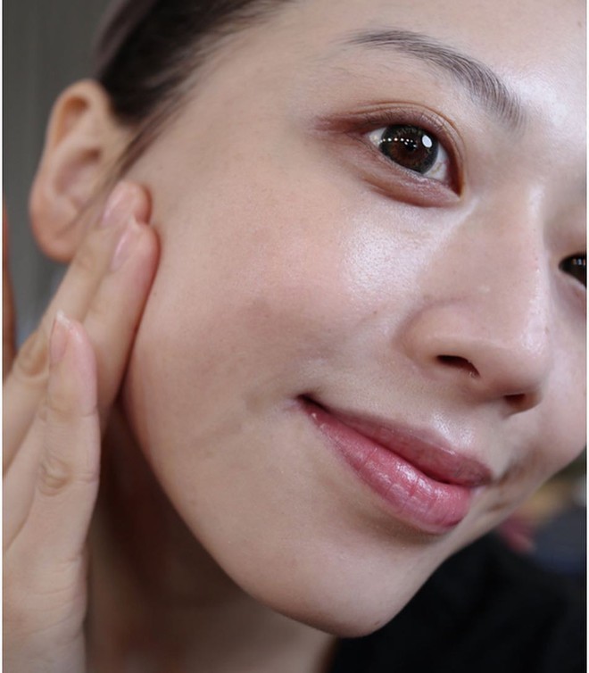 Kh&ocirc;ng g&igrave; đ&aacute;ng h&atilde;nh diện hơn một l&agrave;n da soi cận cũng kh&oacute; thấy lỗ ch&acirc;n l&ocirc;ng, v&agrave; bạn chỉ cần &aacute;p dụng 3 c&aacute;ch sau l&agrave; được - Ảnh 2.