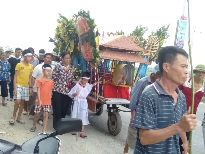 Đám tang đẫm nước mắt của nữ nhân viên bán xăng bị sát hại: Hai đứa con trai ngơ ngác tìm mẹ - Ảnh 3.