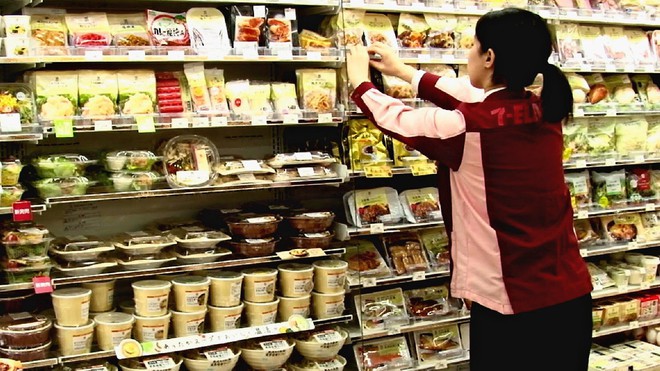 7-Eleven mở cửa hàng đầu tiên tại Okinawa, người Nhật xếp hàng dài chẳng khác gì người Việt hồi trước - Ảnh 5.