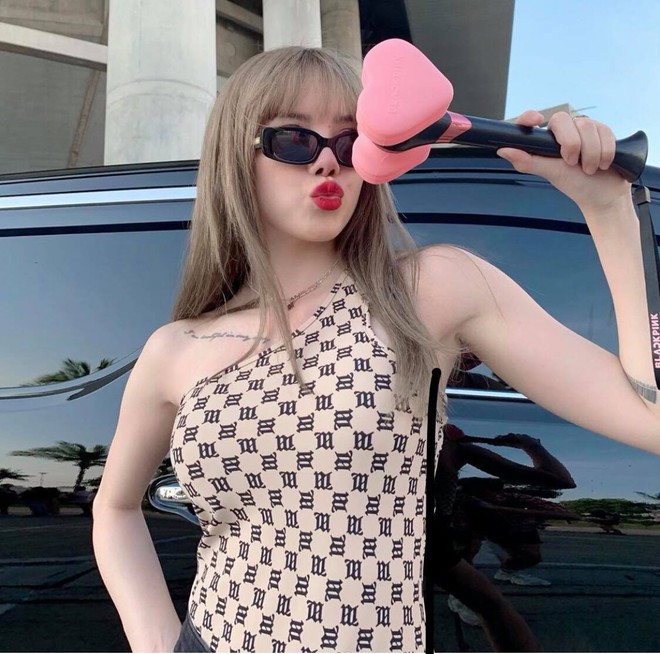 Sao Vbiz sang Thái xem show BLACKPINK, nhan sắc giống Lisa của Thiều Bảo Trâm đặc biệt gây chú ý - Ảnh 1.