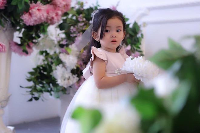 Mới hơn 2 tuổi, con g&aacute;i Hải Băng đ&atilde; g&acirc;y sốt: Xinh trong veo như c&ocirc;ng ch&uacute;a, lại c&ograve;n biết tạo d&aacute;ng chuy&ecirc;n nghiệp - Ảnh 1.