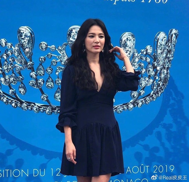 Cuộc đụng độ gây sốt: Song Hye Kyo đốt mắt với vòng 1 hờ hững thì Lưu Diệc Phi chỉ dám khoe vai trần gợi cảm - Ảnh 1.