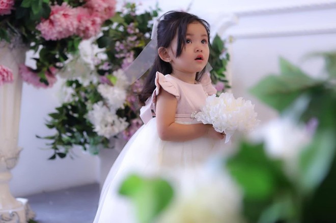 Mới hơn 2 tuổi, con g&aacute;i Hải Băng đ&atilde; g&acirc;y sốt: Xinh trong veo như c&ocirc;ng ch&uacute;a, lại c&ograve;n biết tạo d&aacute;ng chuy&ecirc;n nghiệp - Ảnh 2.