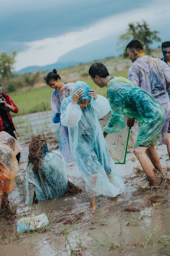 Quậy c&#249;ng nhau tr&#234;n ruộng l&#250;a, bộ kỷ yếu của lớp học n&#224;y chứng minh: Cần g&#236; tốn nhiều tiền, đơn giản nhưng vui l&#224; được! - Ảnh 2.