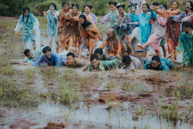 Quậy c&#249;ng nhau tr&#234;n ruộng l&#250;a, bộ kỷ yếu của lớp học n&#224;y chứng minh: Cần g&#236; tốn nhiều tiền, đơn giản nhưng vui l&#224; được! - Ảnh 5.