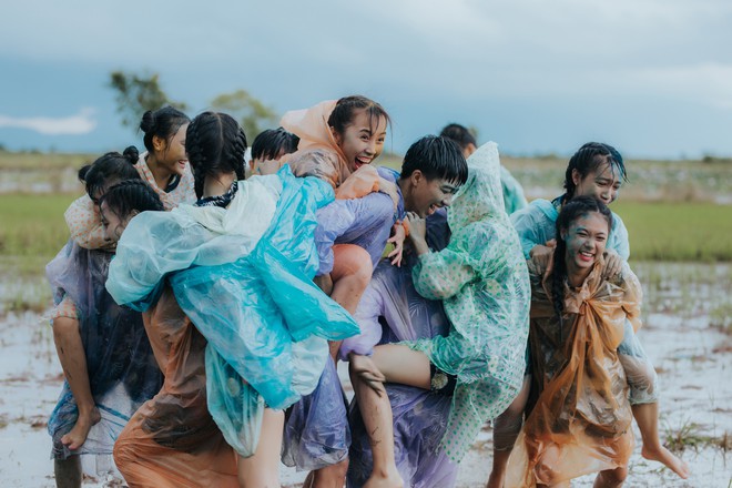 Quậy c&#249;ng nhau tr&#234;n ruộng l&#250;a, bộ kỷ yếu của lớp học n&#224;y chứng minh: Cần g&#236; tốn nhiều tiền, đơn giản nhưng vui l&#224; được! - Ảnh 1.