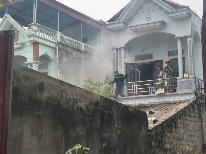 H&agrave; Nam: Nh&agrave; d&acirc;n bất ngờ ch&aacute;y lớn cạnh quốc lộ 1A, lực lượng cứu hỏa phải ph&aacute; cửa ng&aacute;ch dập lửa - Ảnh 1.