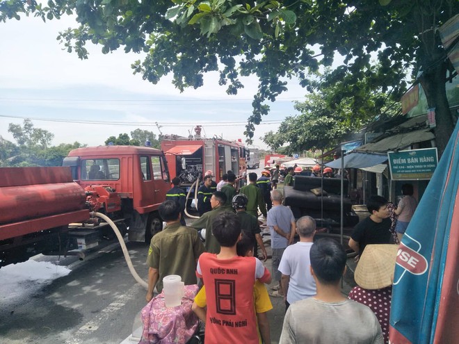 H&agrave; Nam: Nh&agrave; d&acirc;n bất ngờ ch&aacute;y lớn cạnh quốc lộ 1A, lực lượng cứu hỏa phải ph&aacute; cửa ng&aacute;ch dập lửa - Ảnh 3.