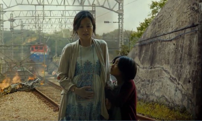 Tất tần tật về Train To Busan 2: Thánh Kang Dong Won xuất hiện, zombie cũng gục ngã trước vẻ điển trai thôi! - Ảnh 2.