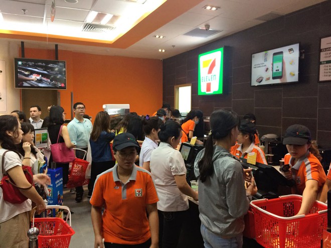 7-Eleven mở cửa hàng đầu tiên tại Okinawa, người Nhật xếp hàng dài chẳng khác gì người Việt hồi trước - Ảnh 2.