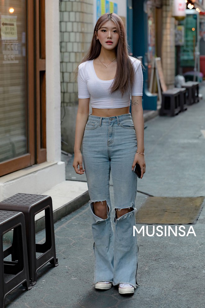 Street style giới trẻ Hàn chứng minh crop top chính là chân lý mùa hè, diện theo kiểu nào cũng mát mẻ tôn dáng hết nấc - Ảnh 1.