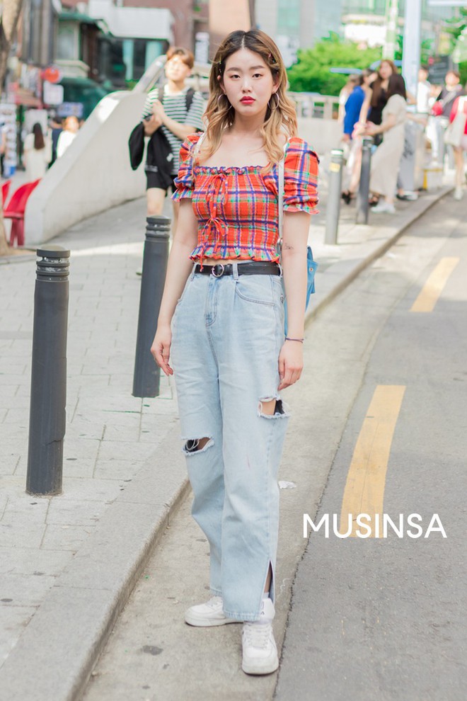 Street style giới trẻ Hàn chứng minh crop top chính là chân lý mùa hè, diện theo kiểu nào cũng mát mẻ tôn dáng hết nấc - Ảnh 3.