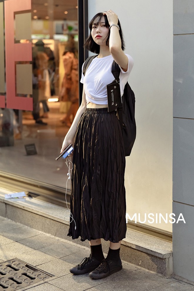 Street style giới trẻ Hàn chứng minh crop top chính là chân lý mùa hè, diện theo kiểu nào cũng mát mẻ tôn dáng hết nấc - Ảnh 6.