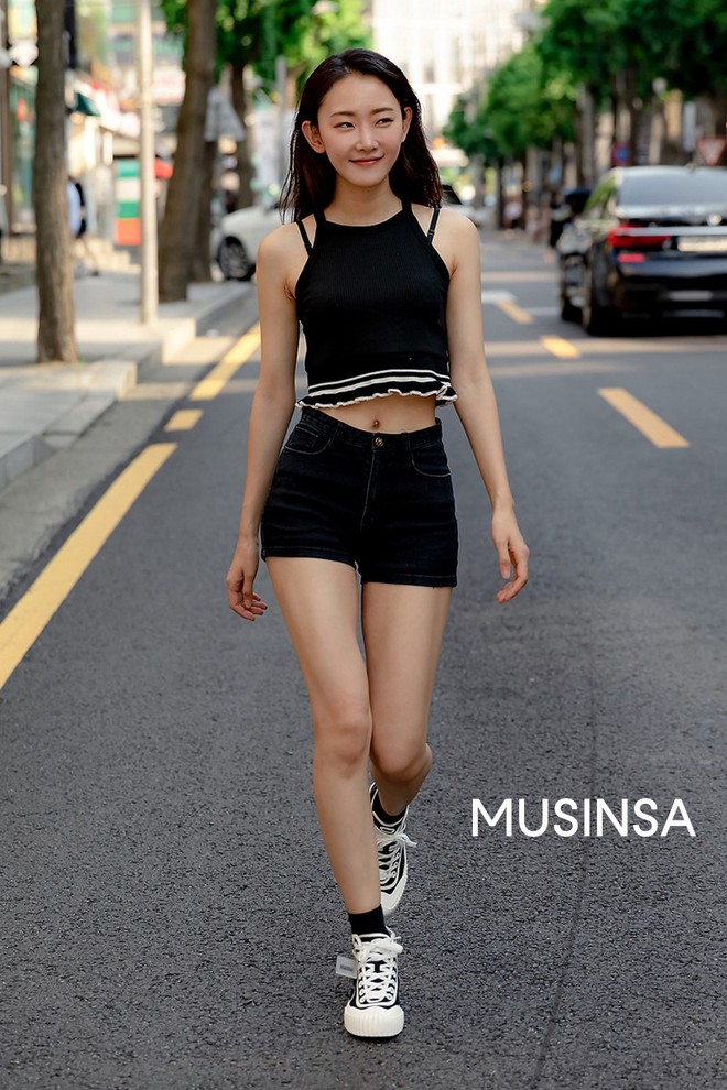 Street style giới trẻ Hàn chứng minh crop top chính là chân lý mùa hè, diện theo kiểu nào cũng mát mẻ tôn dáng hết nấc - Ảnh 4.