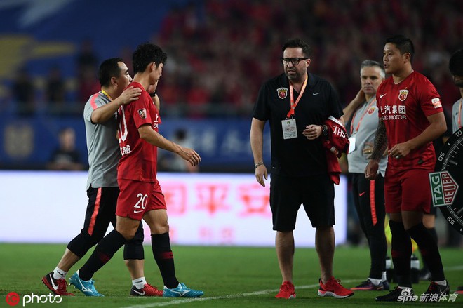 Cầu thủ Trung Quốc gây phẫn nộ sau tình huống vung chân đạp thẳng vào mắt của đối thủ - Ảnh 3.