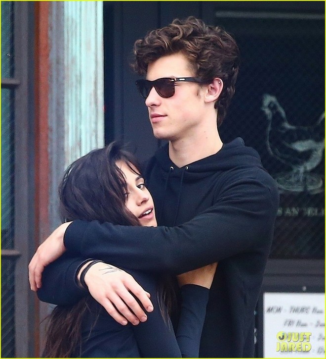 Cặp đ&ocirc;i chỉ l&agrave; bạn Shawn Mendes v&agrave; Camila lại kh&oacute;a m&ocirc;i giữa thanh thi&ecirc;n bạch nhật, y&ecirc;u hay kh&ocirc;ng n&oacute;i một lời th&ocirc;i? - Ảnh 6.