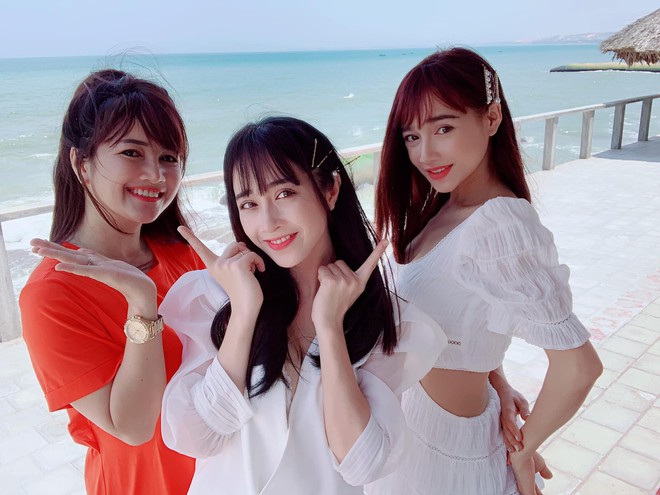 Chụp h&igrave;nh c&ugrave;ng cả gia đ&igrave;nh, Nh&atilde; Phương xinh đẹp miễn ch&ecirc; nhưng cơ thể gầy đến mức lộ cả xương ngực mới g&acirc;y x&oacute;t xa - Ảnh 2.