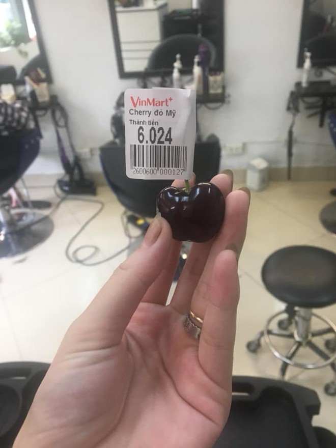 Cũng v&agrave;o si&ecirc;u thị v&agrave; chỉ mua 1 tr&aacute;i cherry, c&ocirc; b&eacute; 10 tuổi lại khiến d&acirc;n mạng th&iacute;ch th&uacute; v&igrave; qu&aacute; dễ mến v&agrave; gi&agrave;u t&igrave;nh cảm - Ảnh 2.