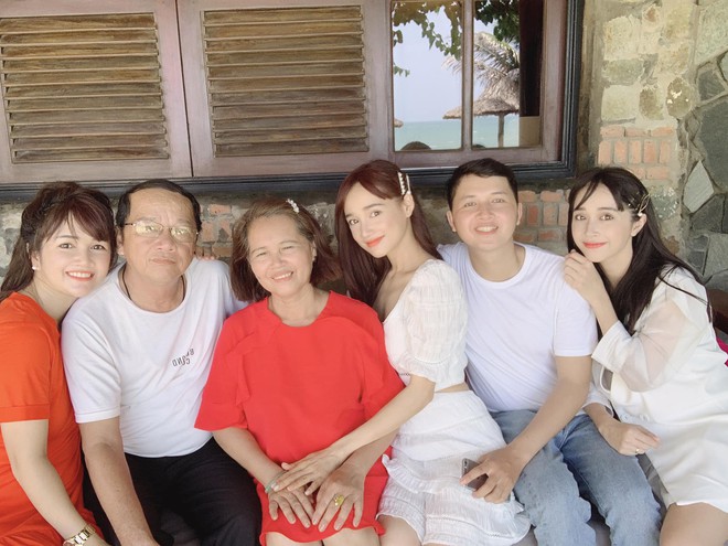 Chụp h&igrave;nh c&ugrave;ng cả gia đ&igrave;nh, Nh&atilde; Phương xinh đẹp miễn ch&ecirc; nhưng cơ thể gầy đến mức lộ cả xương ngực mới g&acirc;y x&oacute;t xa - Ảnh 1.
