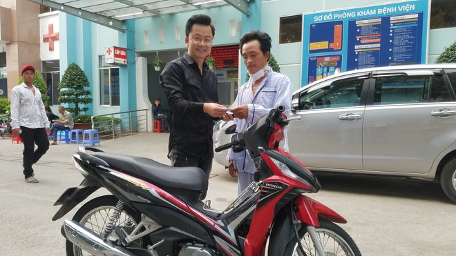 Tài xế GrabBike bị cướp cứa cổ ở Sài Gòn xúc động khi được tặng xe máy để mưu sinh - Ảnh 3.