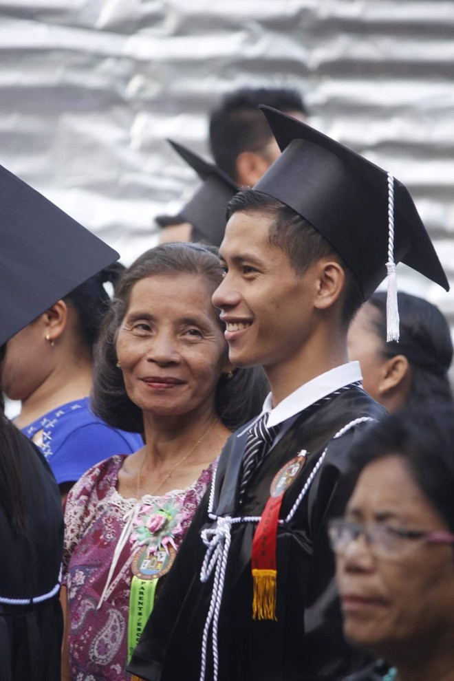 Tấm ảnh ghi lại khoảnh khắc đẹp trong ngày tốt nghiệp khiến dân mạng bùi ngùi: Thì ra nụ cười của mẹ lại đẹp đến thế! - Ảnh 1.