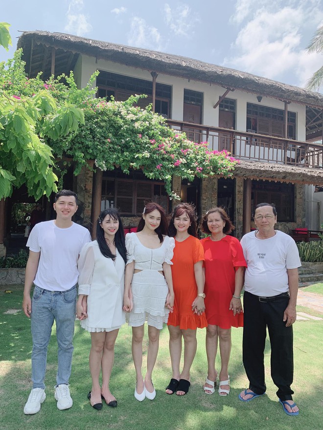 Chụp h&igrave;nh c&ugrave;ng cả gia đ&igrave;nh, Nh&atilde; Phương xinh đẹp miễn ch&ecirc; nhưng cơ thể gầy đến mức lộ cả xương ngực mới g&acirc;y x&oacute;t xa - Ảnh 4.