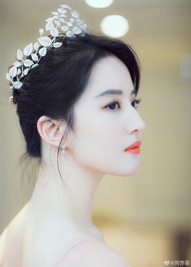 Tho&aacute;t vai Mộc Lan bụi bặm v&agrave; mạnh mẽ, Lưu Diệc Phi trở về đ&uacute;ng chất c&ocirc;ng ch&uacute;a sang chảnh ki&ecirc;u kỳ g&acirc;y m&ecirc; c&ocirc;ng ch&uacute;ng - Ảnh 3.