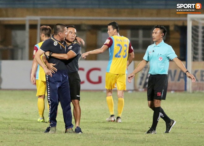 HLV Hà Nội FC chê trọng tài non kinh nghiệm, tưởng tượng ra việt vị khiến đội nhà mất điểm đúng phút cuối - Ảnh 2.