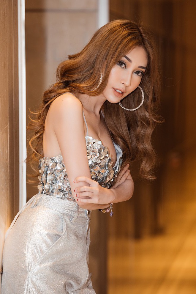 Khổng T&uacute; Quỳnh lấp l&oacute; khoe v&ograve;ng 1 gợi cảm tr&ecirc;n thảm đỏ B&aacute;n Chồng, c&ocirc; bạn th&acirc;n Đ&ocirc;ng Nhi bất ngờ được triệu hồi  - Ảnh 3.