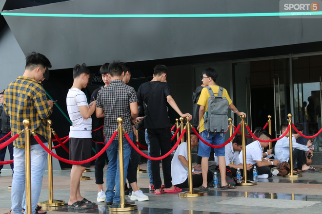 Bất chấp nắng gắt Đà Nẵng, khán giả xếp hàng dài chờ xem 2 trận bán kết đỉnh cao AWC 2019 - Ảnh 2.