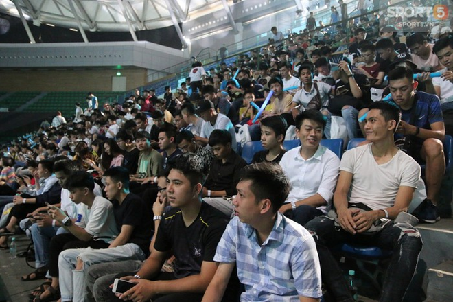 Bất chấp nắng gắt Đà Nẵng, khán giả xếp hàng dài chờ xem 2 trận bán kết đỉnh cao AWC 2019 - Ảnh 13.