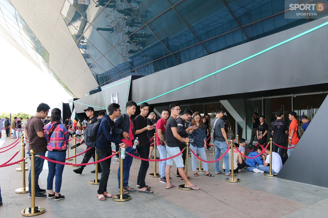 Bất chấp nắng gắt Đà Nẵng, khán giả xếp hàng dài chờ xem 2 trận bán kết đỉnh cao AWC 2019 - Ảnh 5.