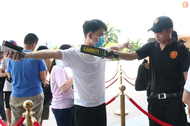 Bất chấp nắng gắt Đà Nẵng, khán giả xếp hàng dài chờ xem 2 trận bán kết đỉnh cao AWC 2019 - Ảnh 7.