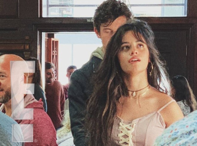 Cặp đ&ocirc;i chỉ l&agrave; bạn Shawn Mendes v&agrave; Camila lại kh&oacute;a m&ocirc;i giữa thanh thi&ecirc;n bạch nhật, y&ecirc;u hay kh&ocirc;ng n&oacute;i một lời th&ocirc;i? - Ảnh 4.